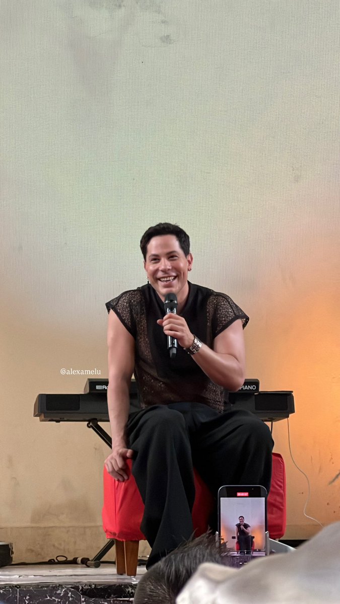 alexamelu's tweet photo. Fue muy bonito estar en la presentación de Christian, se ve que está muy feliz por esto proyecto, desde que lo vi en el teatro se ve que lo disfruta mucho.
Cantó con tanto sentimiento que transmite tanto ❤️‍🩹
@christiancha felicidades por este proyecto 🤍 https://t.co/pVsjspsKk6