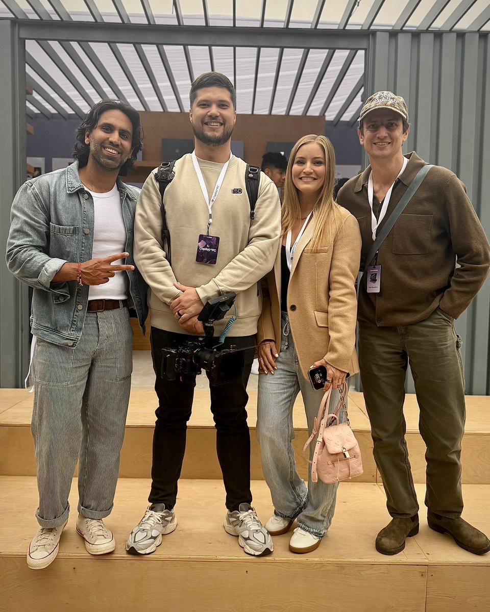 itsandrewbond's tweet image. At the Microsoft Surface event with the people who make it special 🫶 #newsurfacepcs @microsoft @surface