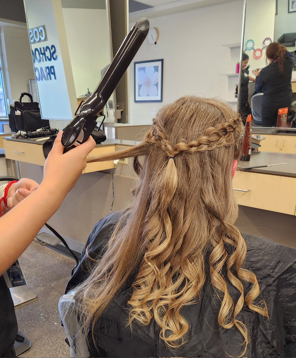 Junior and sophomore students helped get the LHS softball ladies get ready for their banquet. <a href="/TECCeast/">TECC East</a> <a href="/lisdcte/">Career & Technical Education Lewisville ISD</a> @#lisd_cte