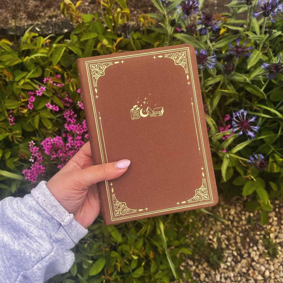 Saw this beauty and it had the same name as a very important place in my latest story so I decided buying it was ✨FATE✨

(It is now the worldbuilding/lore journal + full of magic, wyverns, post pegasuses (my particular fav), salamanders and an enchanted walking stick!)