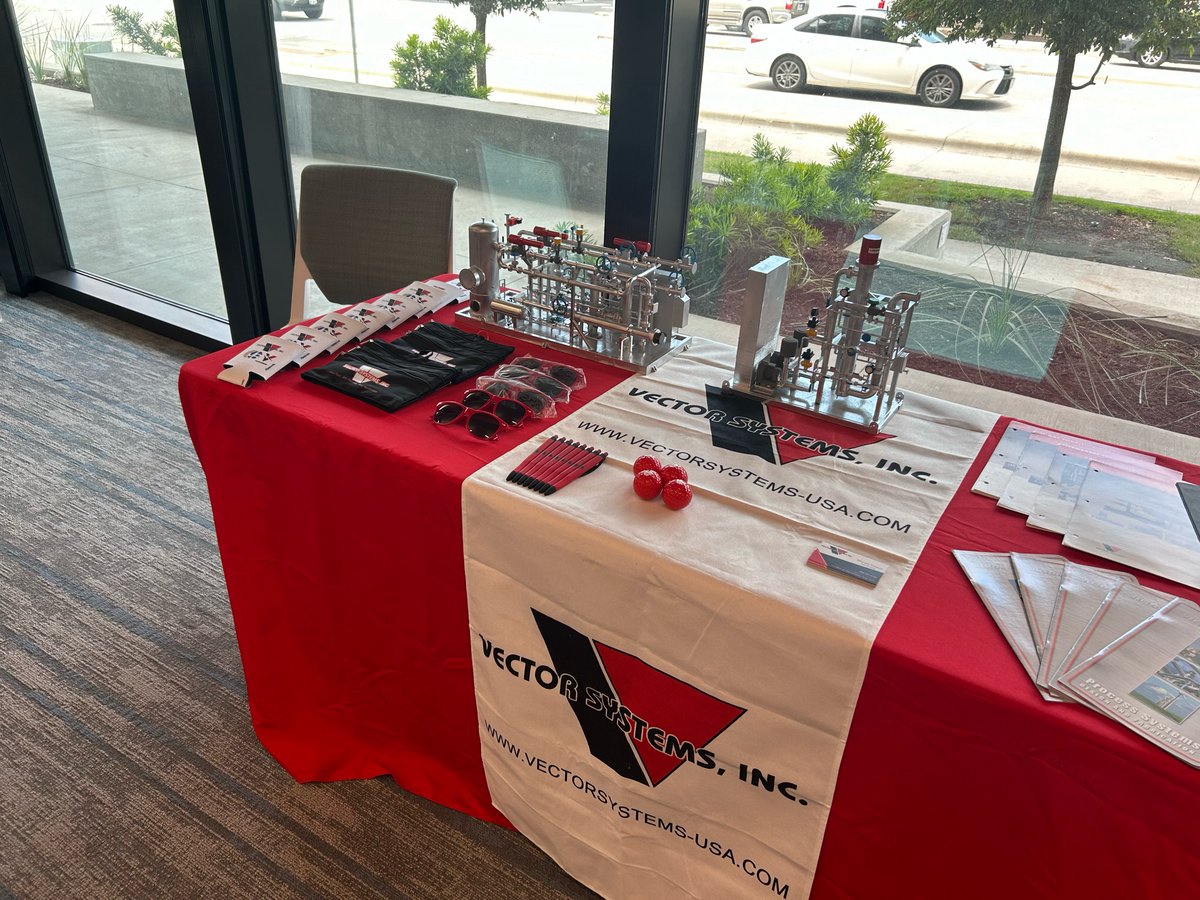 VectorSystemsUS's tweet image. Visiting with the fine folks over at Austin Energy!  #vectorsystemsusa is happy to be apart of the Austin Energy Vendor Fair!