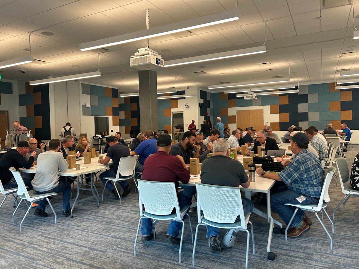 VectorSystemsUS's tweet image. Visiting with the fine folks over at Austin Energy!  #vectorsystemsusa is happy to be apart of the Austin Energy Vendor Fair!