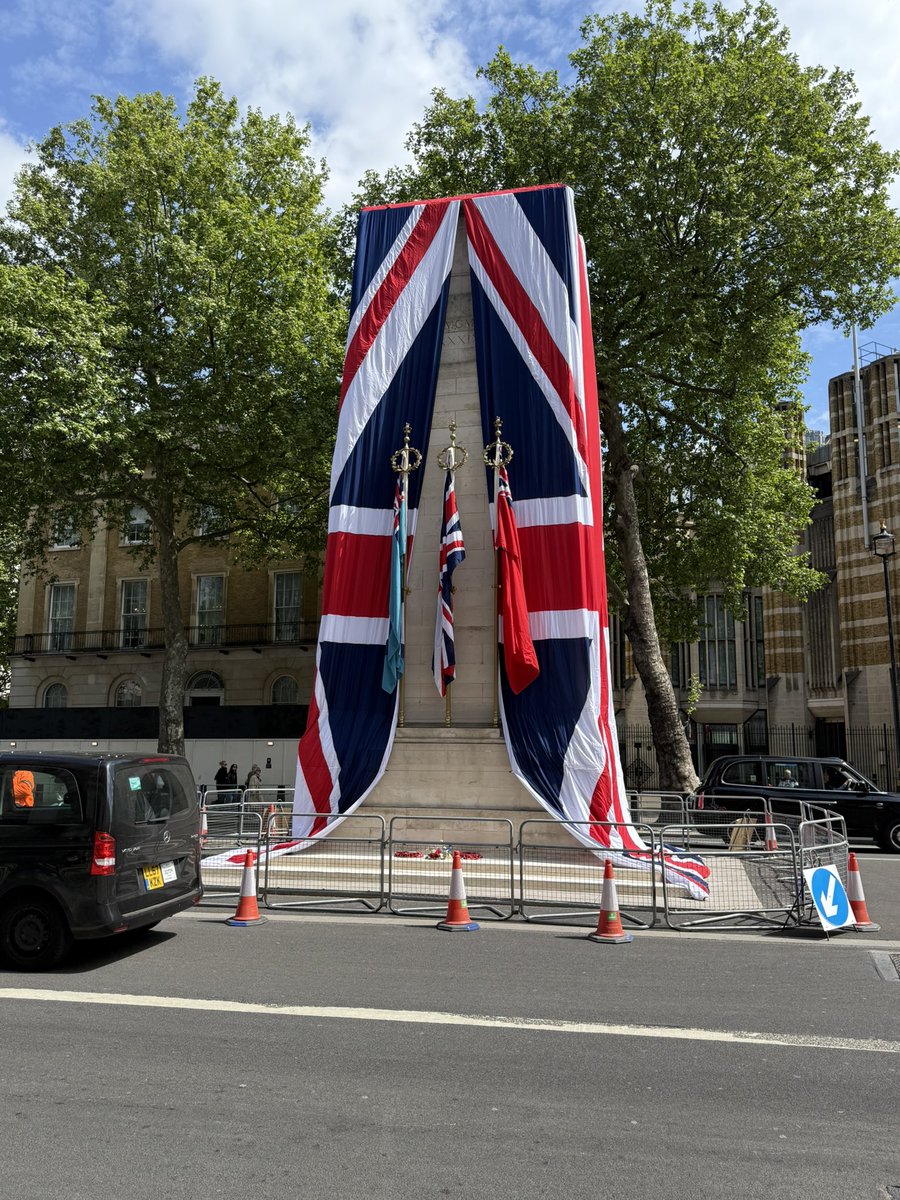 En route to the King’s Garden party it was only right to pause for a moment and remember those who gave everything so I could go to the Palace today