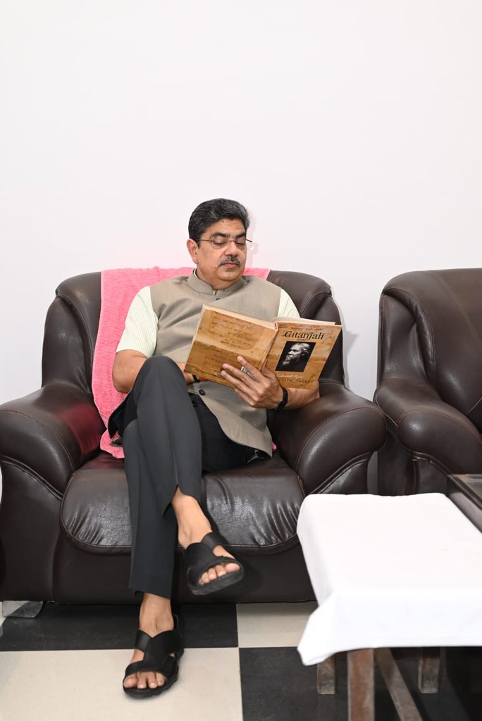 गुरुदेव की जन्म जयंती पर गुरुदेव को श्रद्धा सुमन अर्पित। इस अवसर पर उनकी पुस्तक गीतांजलि का पाठ भी हुआ।