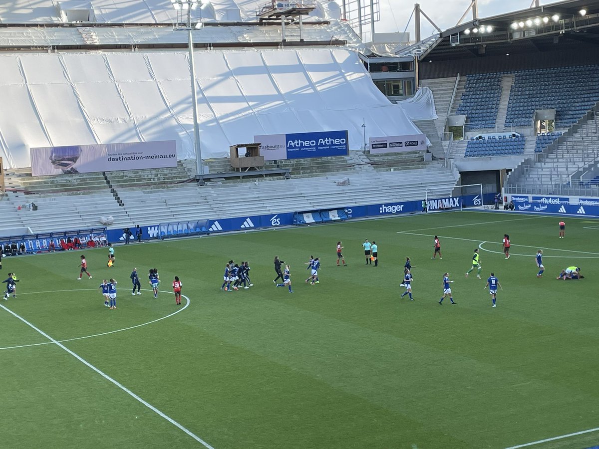 lebaron_bleu's tweet image. Bravo les Filles pour ce maintien arraché à la 90+6 devant près de 7500 spectateurs que vous avez fait vibré à 10 contre 11 ….
L’aventure continue en @ArkemaPL 
Allez Racing 😎🔵⚪️
#RCSA #RCSASDR