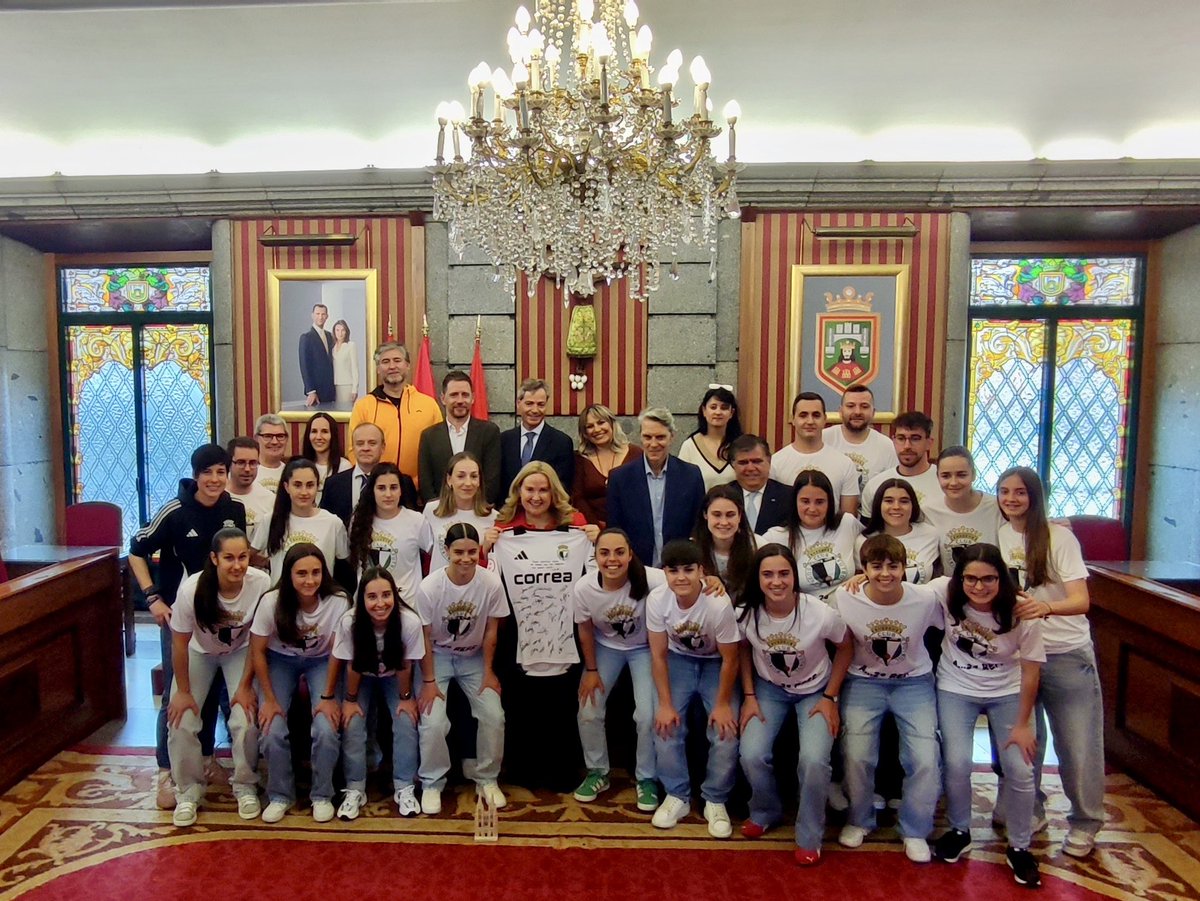 bcffemenino's tweet image. Recepción en el @Aytoburgos por la consecución del ascenso a 2ª RFEF 🤍🖤

Agradecer al Ayuntamiento de Burgos y a @cris_ayala_ la invitación y la hospitalidad 👏🏻

#TodaMiVida