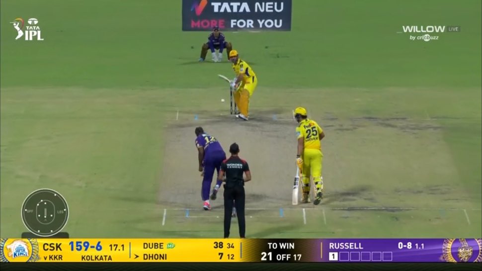 Thala Dhoni giving audition for next Test Captain😭😭😭
#KKRvCSK
#RohitSharma𓃵