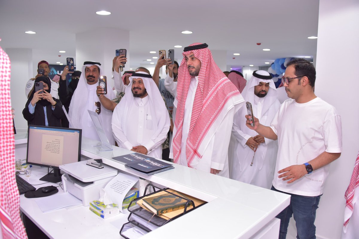 كما حضر حفل الافتتاح عضو مجلس ادارة الغرفة محمد بن علي المجدوعي، وأمين عام الغرفة عبدالرحمن بن عبدالله الوابل وعدد من رجال الأعمال والقيادات في الشركة.