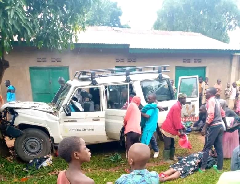 MagazineJimbere's tweet photo. ⚰️ Quatre personnes ont perdu la vie dans un accident de la route survenu ce 06/05/2025 sur la colline Gatereni en zone Kinzanza, commune Gitanga (@RutanaProvince)

🚘 Une Jeep Toyota appartenant à l'ONG "Save Children" a perdu le contrôle avant de heurter un arbre. Les quatre passagers sont décédés sur le coup, tandis que les deux autres ont été grièvement blessés et sont actuellement en traitement à l’hôpital de Gihofi

#Burundi #RoadSafety