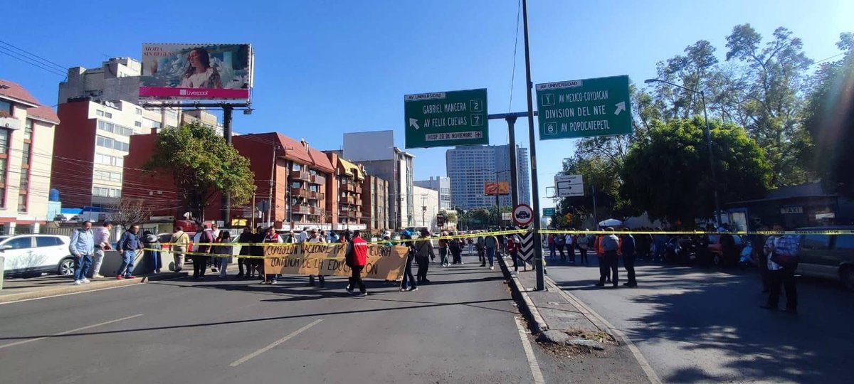 InvestigacinEd2's tweet photo. Trabajadores de Mejoredu bloquean avenida Universidad; piden atención https://t.co/I7Vt1UGx5J 

via @Milenio https://t.co/GBCX2OORpv