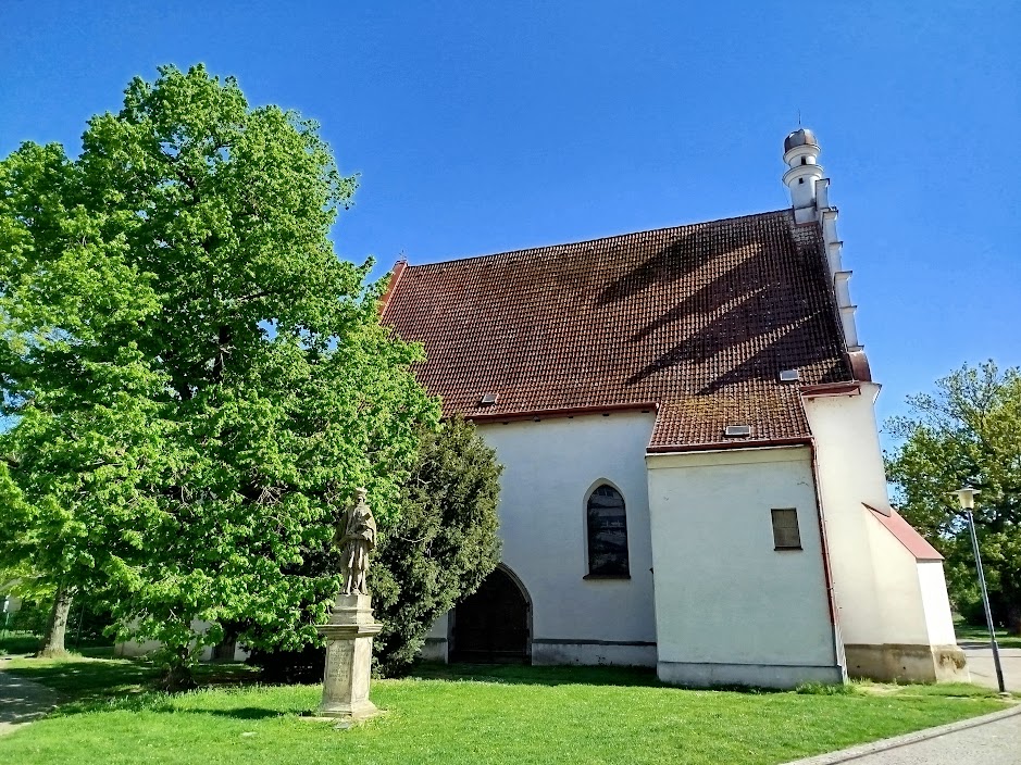 Pískovcová socha sv. Jana Nepomuckého u pardubického kostela sv. Jana Křtitele původně stála na Královské třídě (dnes třída Míru). Vznikla v 18. století, autora neznáme. Po zrušení hřbitova už zůstala na místě. 2/3