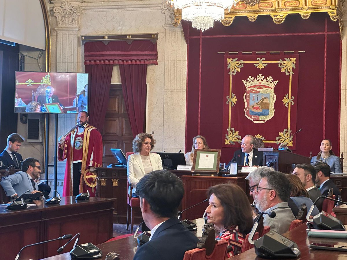 Asociación de la Prensa de Málaga (@aprensamalaga) on Twitter photo #MedallaCiudadMLG
🎖️Día grande para la <a href="/aprensamalaga/">Asociación de la Prensa de Málaga</a> en su año del #120aniversarioAPM, en el que <a href="/malaga/">Ciudad de Málaga</a> le entregará la Medalla de la Ciudad. Estamos en el Salón de Plenos del Ayuntamiento, lugar de la soberanía popular que hoy reconoce la labor del gremio de periodistas en su #MedallaCiudadMLG
🎖️Día grande para la <a href="/aprensamalaga/">Asociación de la Prensa de Málaga</a> en su año del #120aniversarioAPM, en el que <a href="/malaga/">Ciudad de Málaga</a> le entregará la Medalla de la Ciudad. Estamos en el Salón de Plenos del Ayuntamiento, lugar de la soberanía popular que hoy reconoce la labor del gremio de periodistas en su