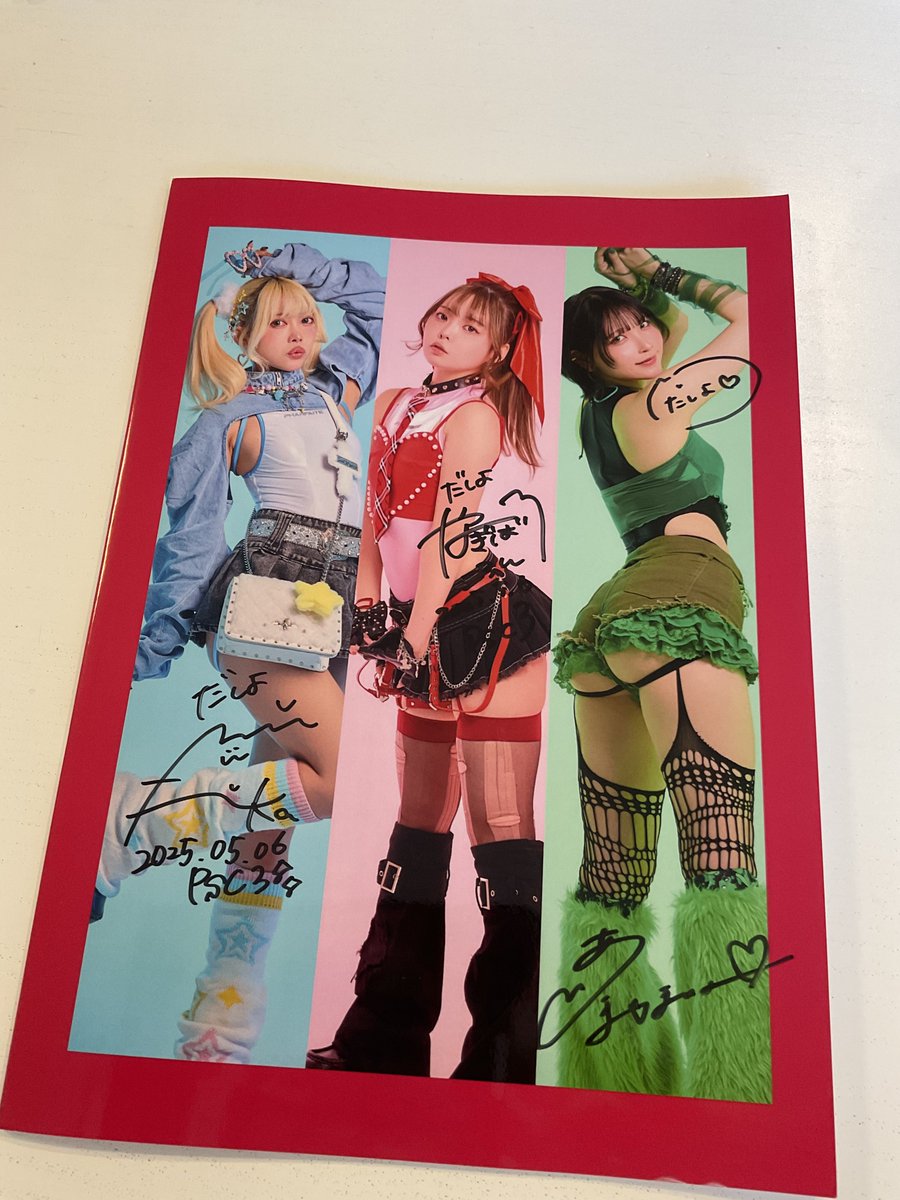 PRIMER PHARFATE GIRLS
いつもながら
みんなすごい才能とバイタリティ
パルフェットのアレンジで
統一感のある3人グループになる
全員サインとお品書きで宝物
緑 #あまつまりな
赤 #やなぎばころん 
青 #ありかみう 
#pharfaite_sc https://t.co/epNHi74SQj