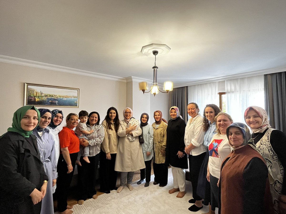Saliha DEMİRER (@salihademirer) on Twitter photo Kıymetli yol arkadaşım <a href="/sari_songul/">Av. Songül Sarı Gündoğdu 🇹🇷</a>’ü dünyaya gözlerini açan yavrusunu görmek için ziyaret ettik.
Annelik, kadının kalbindeki merhametin en somut hali...
Değerli yol arkadaşıma evlatlarıyla birlikte sağlık, huzur ve bereket dolu bir ömür diliyorum.
Rabbim hayırlı, uzun ömürler Kıymetli yol arkadaşım <a href="/sari_songul/">Av. Songül Sarı Gündoğdu 🇹🇷</a>’ü dünyaya gözlerini açan yavrusunu görmek için ziyaret ettik.
Annelik, kadının kalbindeki merhametin en somut hali...
Değerli yol arkadaşıma evlatlarıyla birlikte sağlık, huzur ve bereket dolu bir ömür diliyorum.
Rabbim hayırlı, uzun ömürler