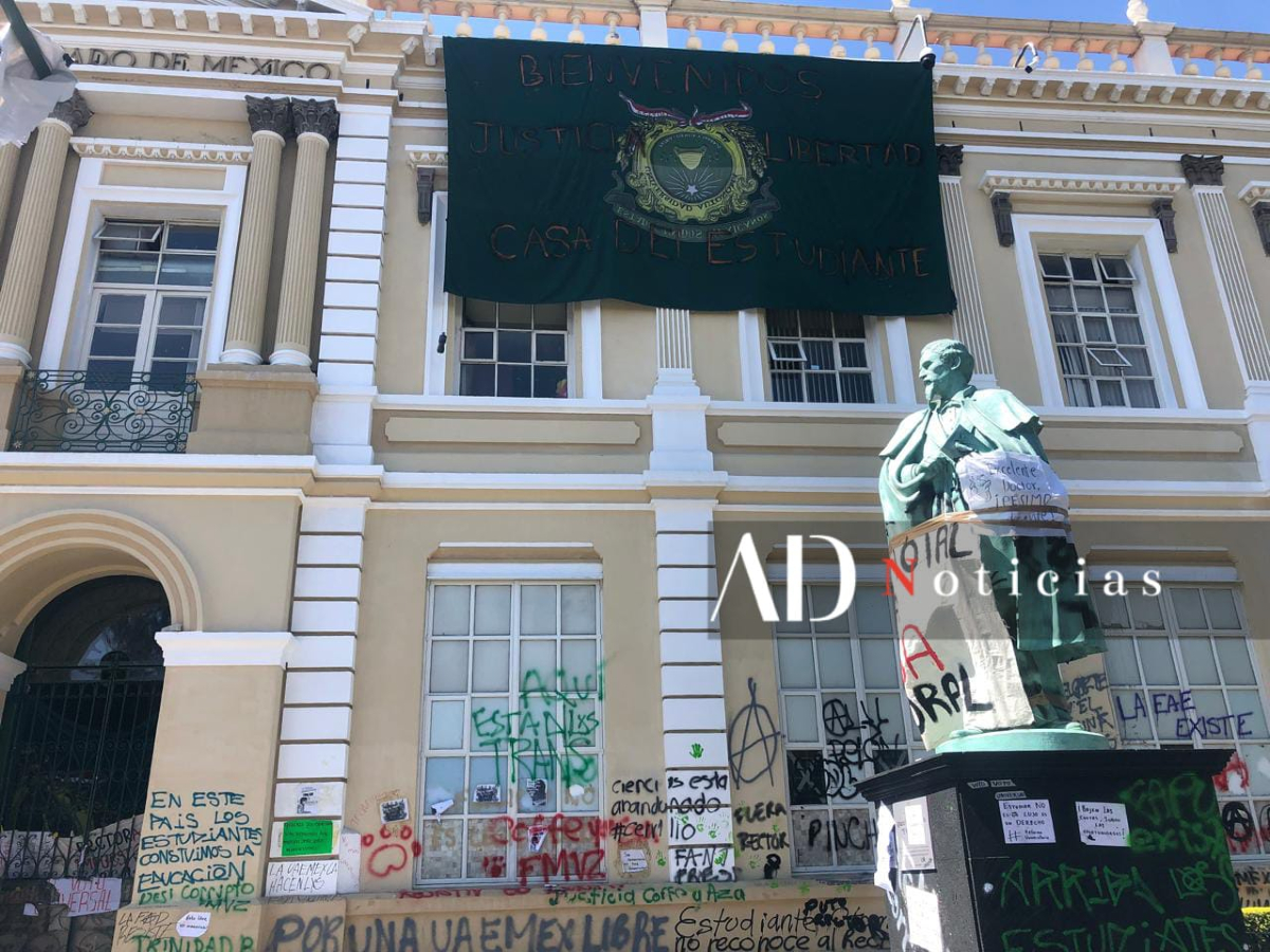 ADNoticiasMex's tweet photo. 🟢 | Estudiantes de la #UAEMéx toman Rectoría y la renombran "Casa del Estudiante" 🏫

📃El movimiento estudiantil de la Universidad Autónoma del Estado de México emitió un comunicado oficial tras tomar las instalaciones de Rectoría el 6 de mayo, acción que justifican como protesta ante la "simulación democrática" en el proceso de elección de rectoría.

🔴Puntos clave del comunicado:

▪️Cambio de nombre: El edificio de Rectoría fue simbólicamente renombrado "Casa del Estudiante" como parte de su lucha por la educación pública.

▪️Motivos de la toma: Rechazo a la auscultación cuantitativa programada para el 12 de mayo, que consideran un proceso excluyente.

▪️Deslinde político: Niegan vínculos con partidos o grupos de poder, y señalan que su movimiento es autónomo.

▪️Llamado a la acción:

-Invitan a anular el voto en la consulta del 12 de mayo.
-Convocan a una asamblea general estudiantil el 14 de mayo en la ahora llamada Casa del Estudiante.
-Compromiso: Aseguran que las instalaciones serán resguardadas y cuidadas por los propios estudiantes.

🔗Lee más: https://t.co/QR2BFoGoPt

📸 AD Noticias

#UAEMéx #Universitarios #estudiantes #Rectoría