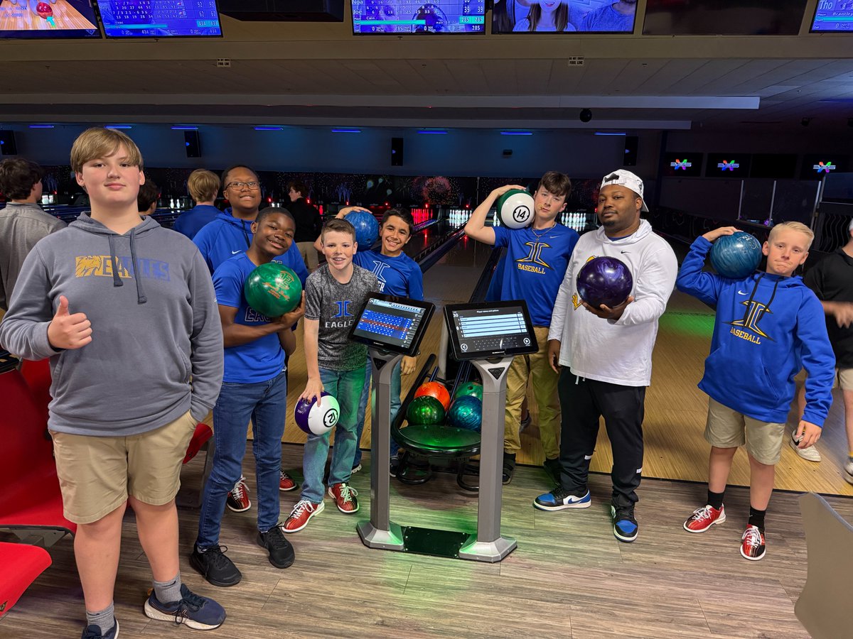 Our middle school students were challenged to read 40 books this year, and 64 students accepted! To celebrate, our readers spent the day bowling, playing mini golf, and enjoying time with each other. We are so proud of you!

JCSeagles.org