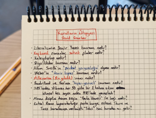 _mertsimsek's tweet photo. Bu hafta David Graeber'in "Kuralların Ütopyası" adlı kitabını okudum. Günümüz insanının "gerekli belgeler", formlar ve prosedürler arasında nasıl yavaş yavaş silikleştiğini, nasıl kendi hayatının tanığı olmaktan çıkıp bir sistemin dişlisine dönüştüğünü anlatıyor. Yalnızca bürokrasiye sıkışıp kalmışlara değil; özgürlüğün neden bu kadar düzenli, neden ölçülebilir olmak zorunda ve neden bu kadar ruhsuz hale geldiğini sorgulayan herkese sesleniyor. Eğer siz de bu dünyada aklın değil, ezberin hüküm sürdüğünü hissediyorsanız, bu kitap o hissin ardındaki yapıyı tüm çıplaklığıyla gösteriyor. @EverestKitap yayınlarından.

Yorumlarım: https://t.co/03qBLVd4c5