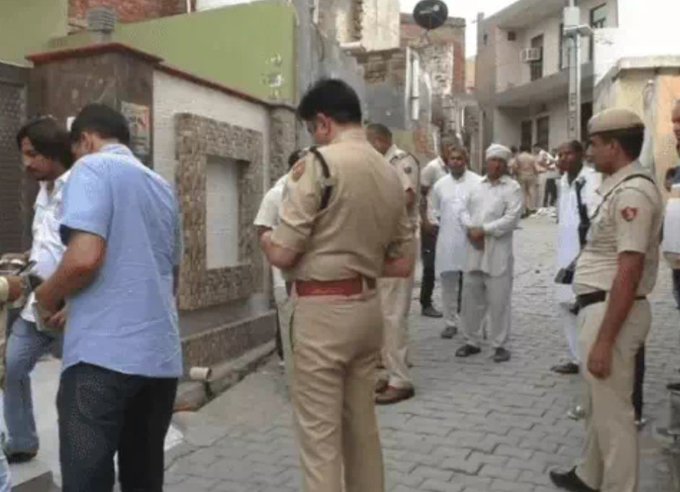 इंस्टा फ्रेंड से ब्याह कराने की जिद पर अड़ी थी शादीशुदा बहन.. इज़्ज़त की खातिर भाई ने 5 गोलियां मारकर जान ले ली 

हरियाणा के सोनीपत में सगे भाई परमजीत ने अपनी शादीशुदा बहन प्रीति को गोली से उड़ा दिया। गुस्से में उसने बहन को 5 गोलियां  पूरी खबर 👇🏻 facebook.com/share/p/1Fh4GF…