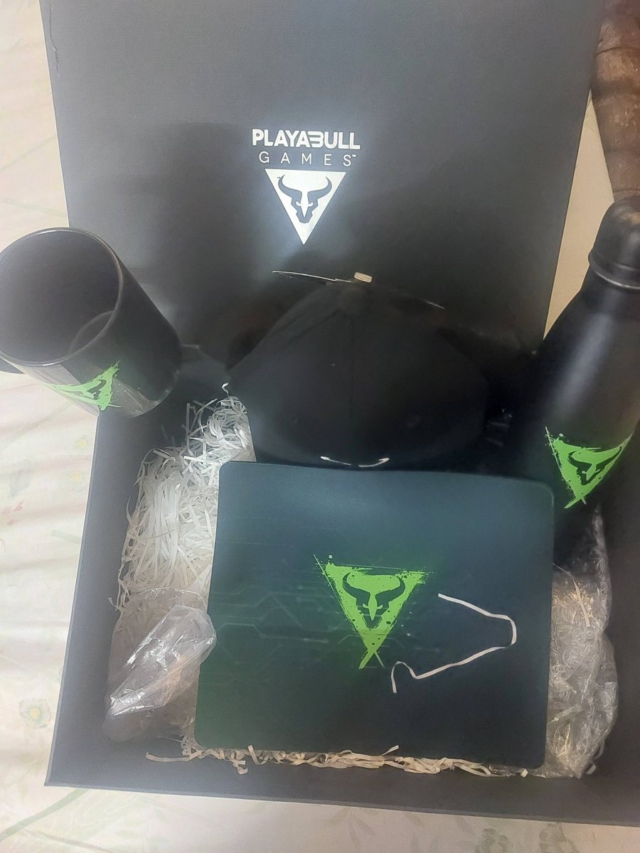 georgefarah404's tweet photo. Just won a Merch Box 🔥 thanks to @PLAYA3ULL_GAMES  events! 🎉
Seriously, one of the most fun and competitive communities out there.
If you love gaming and want real rewards in a vibrant space 
 Playa3ULL is where you need to be 👾
#PlayAndEarn #Playa3ULL #Web3Gaming https://t.co/fws9E1x7FK