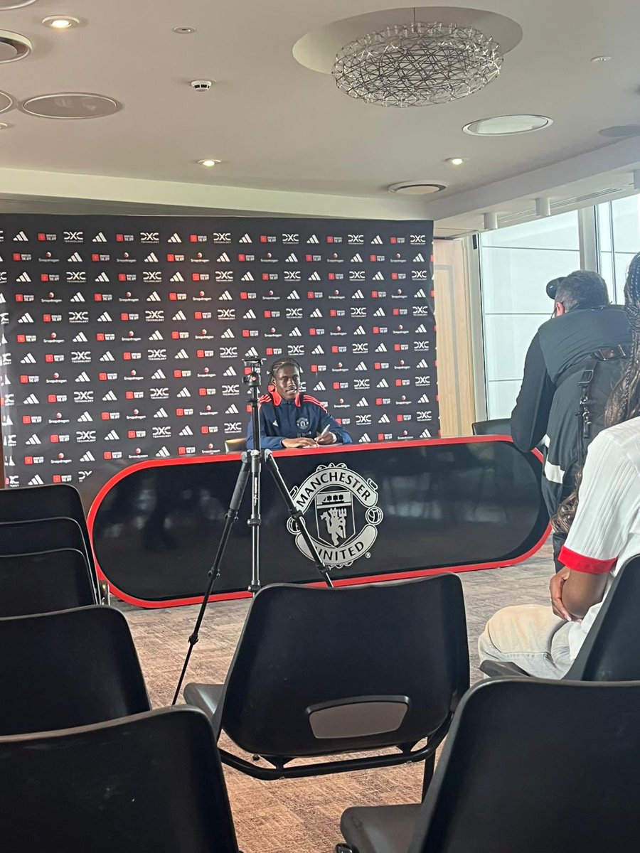 Bendito Mantato has just signed his first professional contract with Manchester United.

Mantato’s new deal is valid for four years with an option for the club to extend for an additional year. 

Exclusive image of his signing this afternoon: