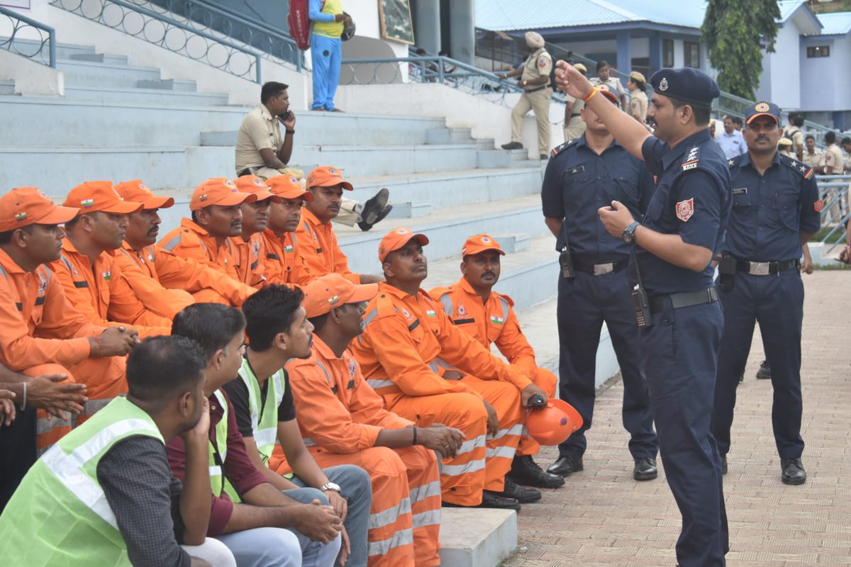 04NDRF's tweet image. #NDRF 04 BN and RRC A&amp;amp;NI, in Coordination with Officials and the Civil Defence Organization, conducted a Successful #Mock Drill in the #Andaman &amp;amp; Nicobar Islands. The Exercise Aimed to Enhance Disaster Response Readiness and Inter-Agency Synergy. #MockDrill #CivilDefence
 @ANI