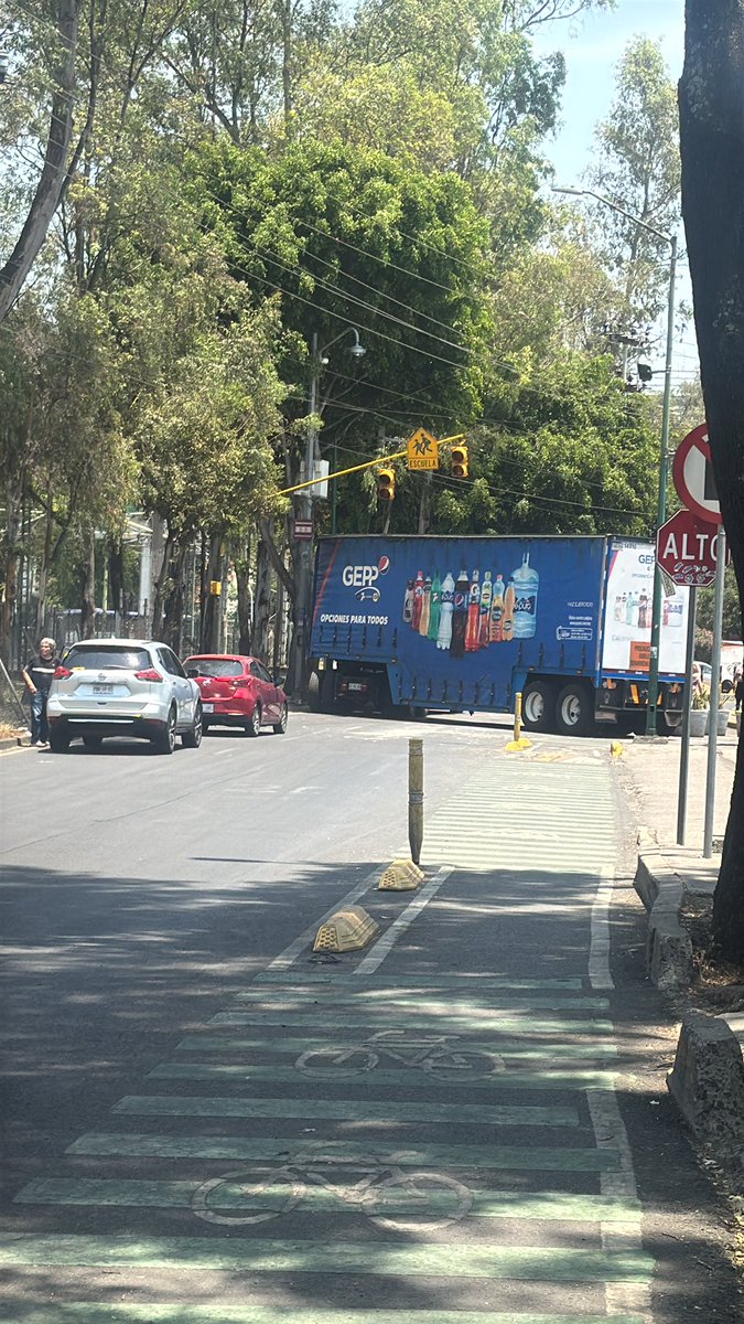 SLHuipulco's tweet photo. Buena tarde vecinos les informamos que hay un cierre en av acueducto y San Juan Bosco, ya que un tráiler se quedó atorado, tomen sus precauciones https://t.co/L4EQycdB3q