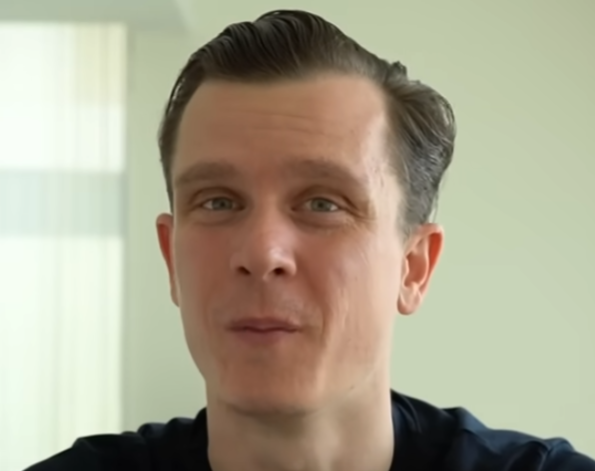 leonhillen's tweet photo. Kent iemand de marketeer "Kevin Timmer" ? (tussen aanhalingstekens omdat ik niet weet of deze figuur echt bestaat danwel uiting is van een marketingstrategie).

Kom hem wel ns ongevraagd tegen als ik Youtube kijk (die weten dus blijkbaar dat ik 'iets' met beleggen doe), maar veel verder dan de indruk van een gladde paling kom ik niet. En kijk ik dus ook niet.

Toch schijnt deze Kevin (en zijn team) een overtreffende trap in de traditie van Rob Wessels (bekend van de Telegraaf advertenties), @MadelonVos__ en @CryptoMichNL te zijn.

De schijn wekken van deskundigheid gekoppeld aan succes, juichende recensies op Trustpilot, maar klopt dat wel? 

⤵️