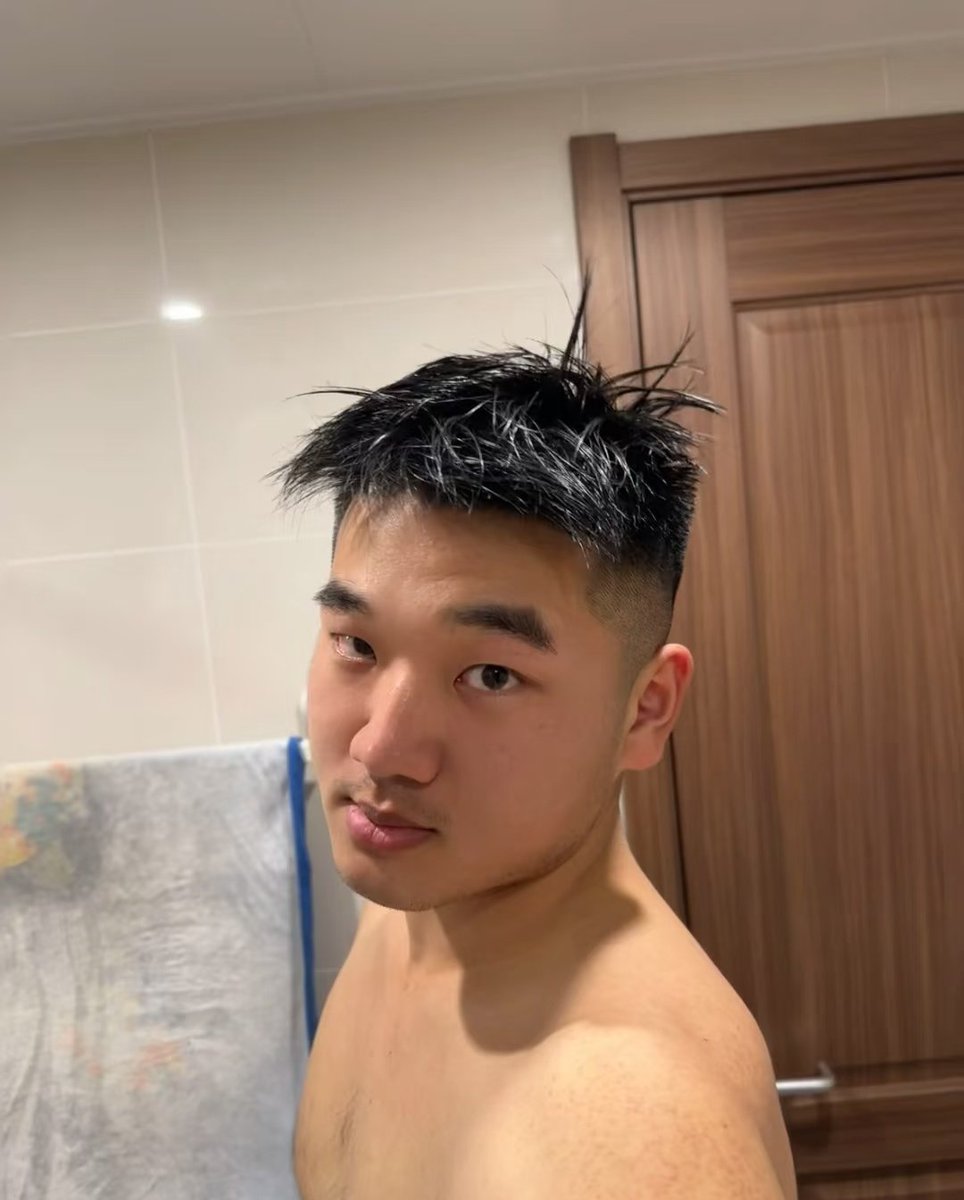 这个发型还挺好看，有哥哥喜欢吗？颜控勿扰，本人憨直，刚玩推不久骗我身体可以别骗我钱😚

  #内消， #同性者，#小姐姐勿扰😎，#有地哥哥约吗？