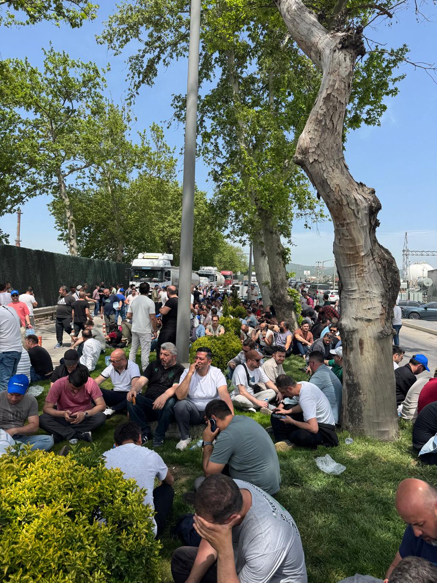 #tuprsiscisidireniyor
%63 zam, 2 yıllık sözleşme ve kıdem hakkımızı istiyoruz...