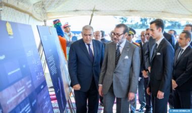 أشرف صاحب الجلالة الملك محمد السادس، نصره الله، مرفوقا بصاحب السمو الملكي ولي العهد الأمير مولاي الحسن، اليوم الأربعاء بجماعة عامر (عمالة سلا)، على إعطاء انطلاقة أشغال إحداث منصة المخزون والاحتياطات الأولية لجهة الرباط- سلا- القنيطرة، وهو تجسيد للنموذج المغربي في الصمود والنشر