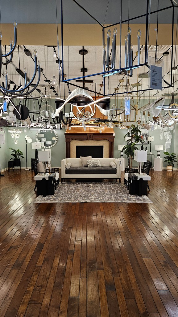 ProgLighting's tweet image. Take a look inside our Sugarloaf showroom and get inspired! 💡

From sparkling chandeliers and oversized showstoppers to stylish lamps, sleek bath lighting, and fashionable furniture + decor—there’s something here for every space (and every style).