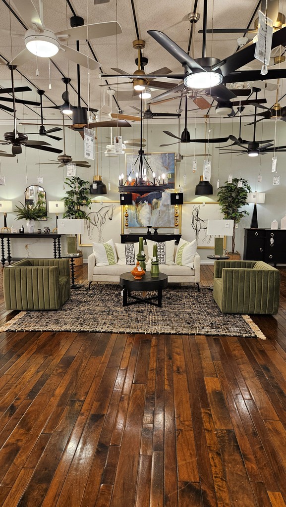 ProgLighting's tweet image. Take a look inside our Sugarloaf showroom and get inspired! 💡

From sparkling chandeliers and oversized showstoppers to stylish lamps, sleek bath lighting, and fashionable furniture + decor—there’s something here for every space (and every style).