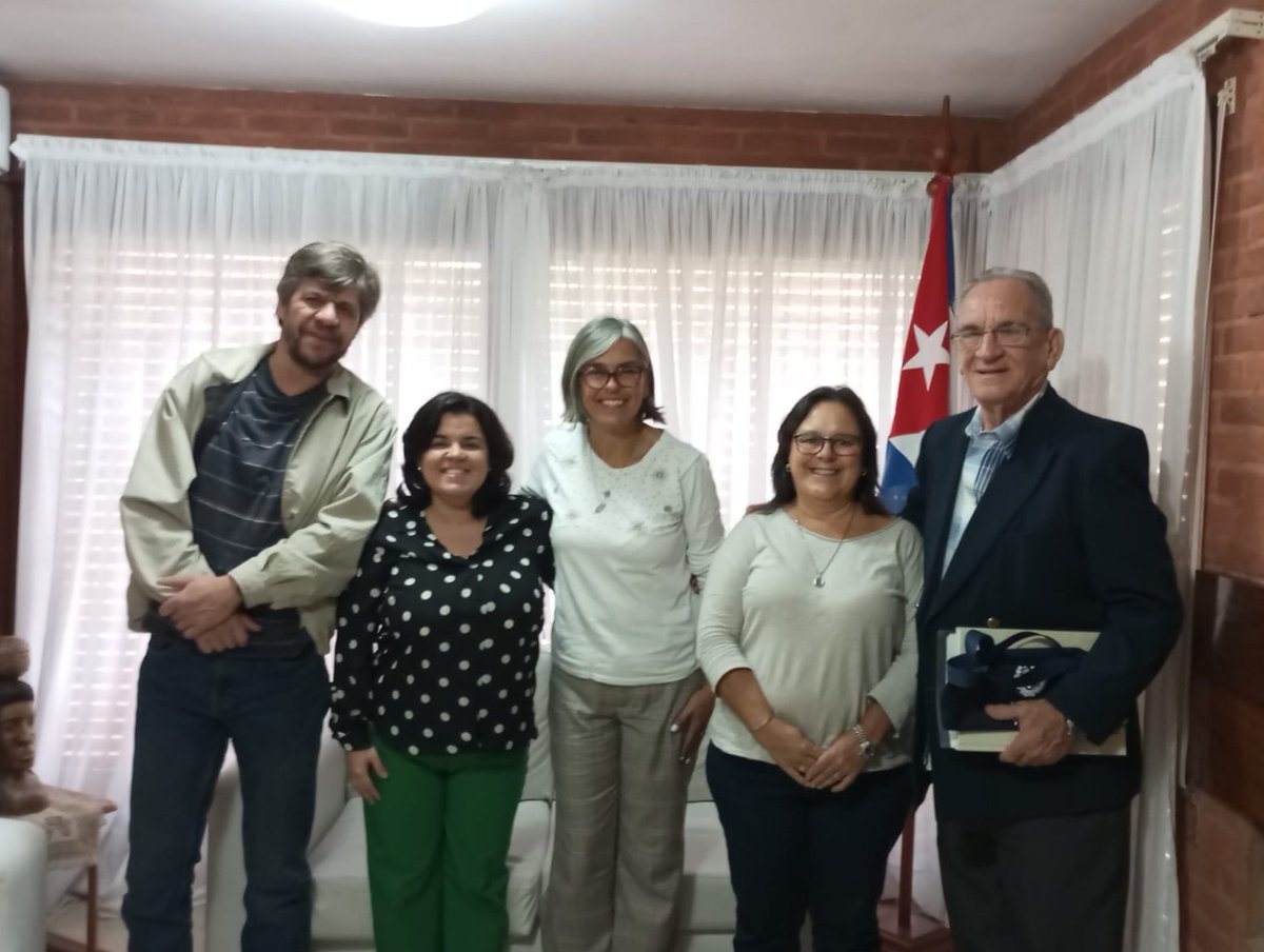 Productivo encuentro entre embajador 🇨🇺 Antonio Pardo y subsecretaria del <a href="/MEC_Uruguay/">Ministerio de Educación y Cultura</a> 🇺🇾 Gabriela Verde, a propósito de las posibilidades de intercambio bilateral en materia educativa, cultural y patrimonial.  #CubaEnUruguay