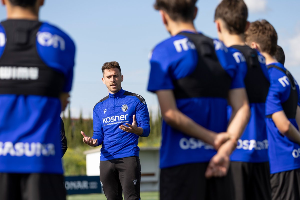 Osasuna's tweet image. 🤩 Kike Barja ha sido el 'profesor' que esta tarde han tenido nuestros cadetes en una sesión en la que han trabajado las interacciones previas a la finalización.

¡Grande, Kike! 🔝