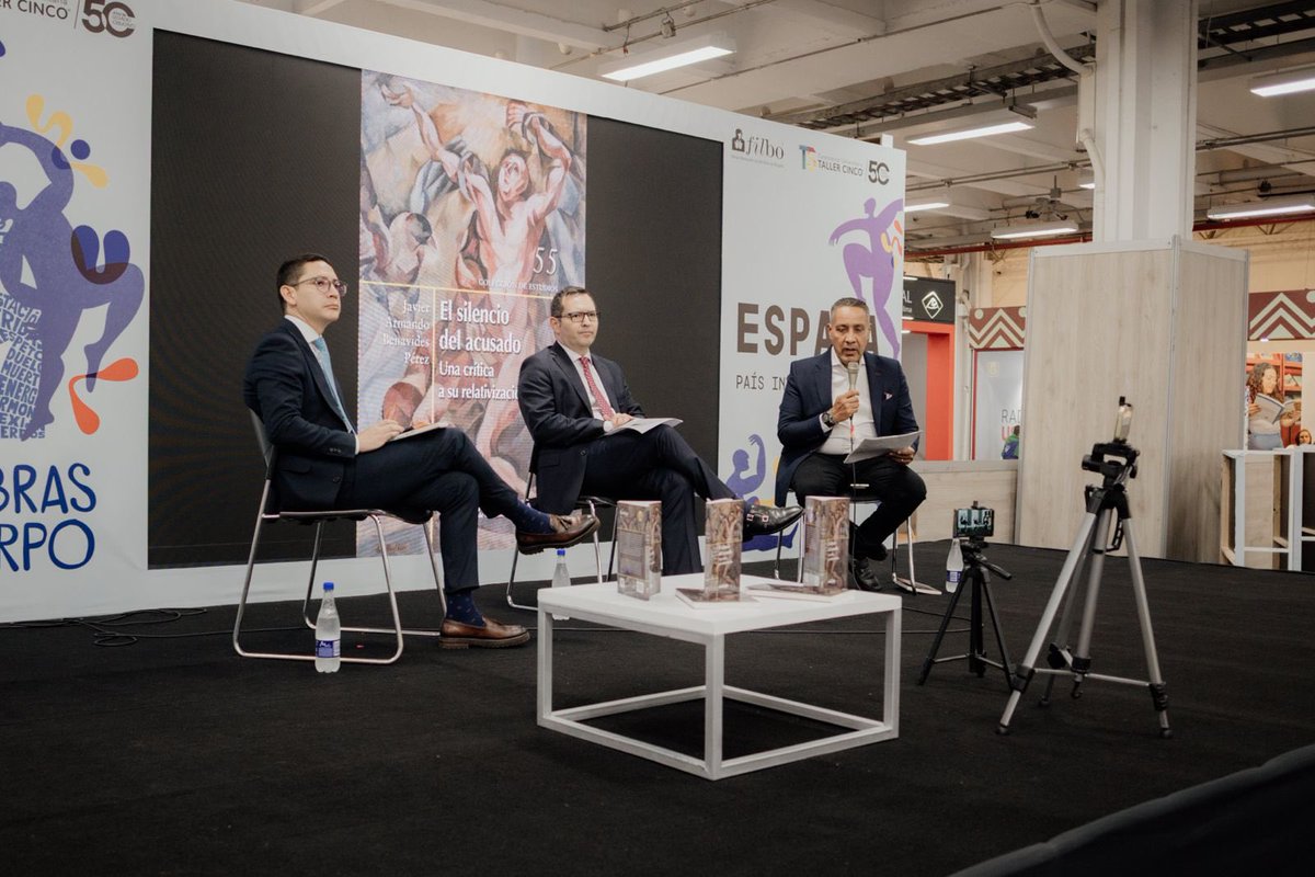 Ayer en la <a href="/FILBogota/">FeriadelLibroBogotá</a> en la presentación del libro El derecho a guardar silencio. Escrito por el Dr. Javier Benavides publicado en la <a href="/UExternado/">U.Externado</a>