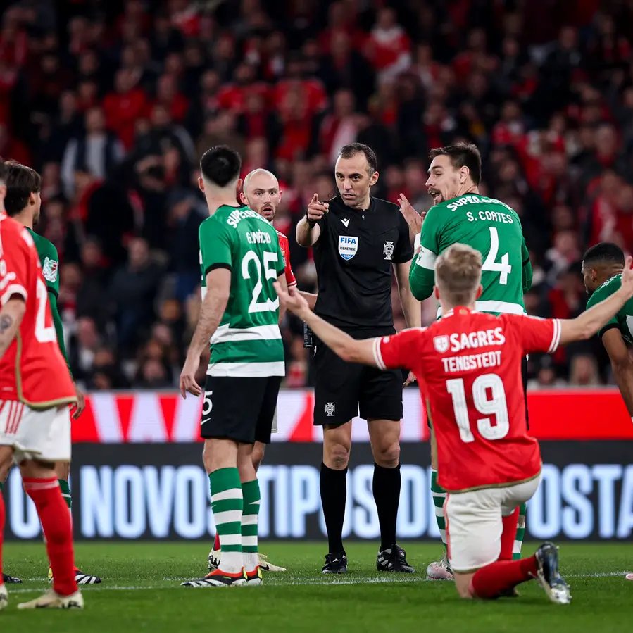 setentaeoito_'s tweet photo. João Pinheiro é o árbitro do SL Benfica - Sporting CP, o jogo que decide a Liga. 

Este é o registo de ambos os clubes quando foram arbitrados pelo português:

🔴⚪️ SL Benfica 
34 jogos
24 vitórias (71%)
5 empates (14,5%)
5 derrotas (14,5%) 
10 penaltys a favor
2 penaltys contra
66 cartões amarelos
1 cartão vermelho

🟢⚪️ Sporting CP
30 jogos
13 vitórias (43%)
8 empates (27%)
9 derrotas (30%)
6 penaltys a favor
7 penaltys contra
79 cartões amarelos
9 cartões vermelhos