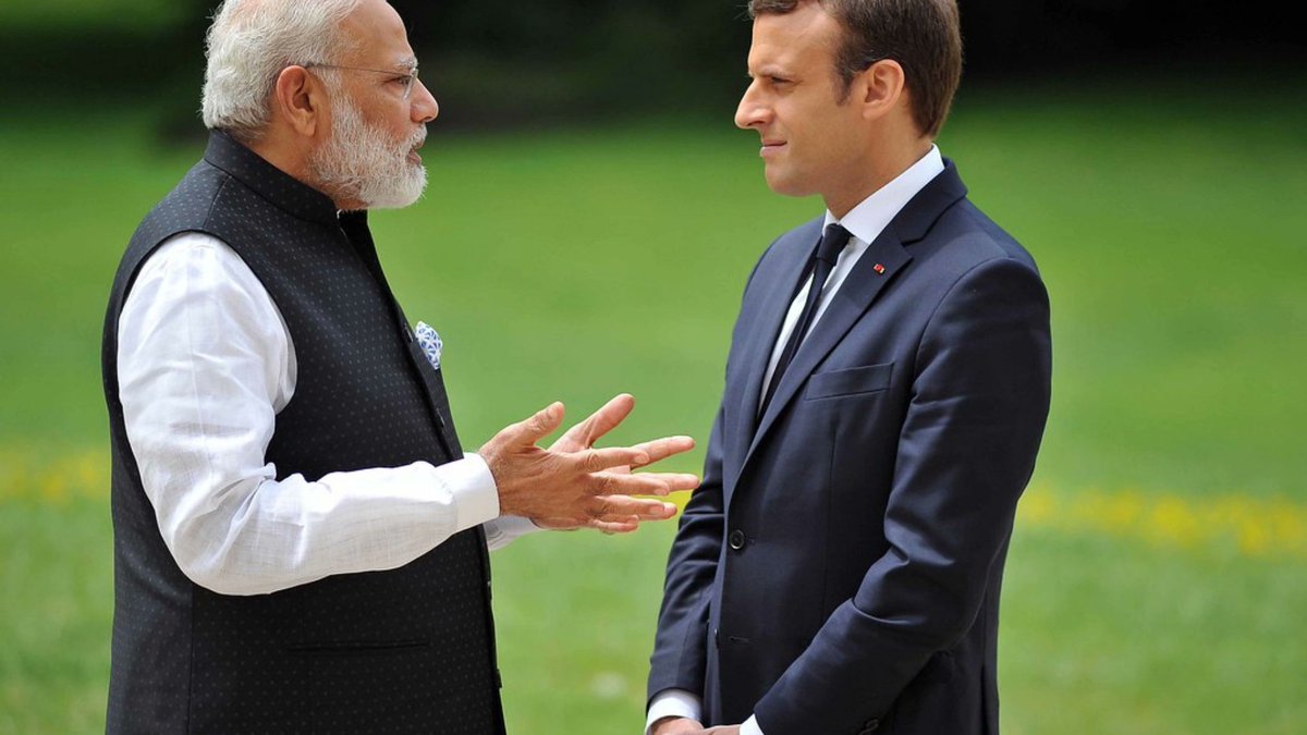 Sar jhoot nahi bol raha. Dabba khola hee tou andar se toota howa nikla.