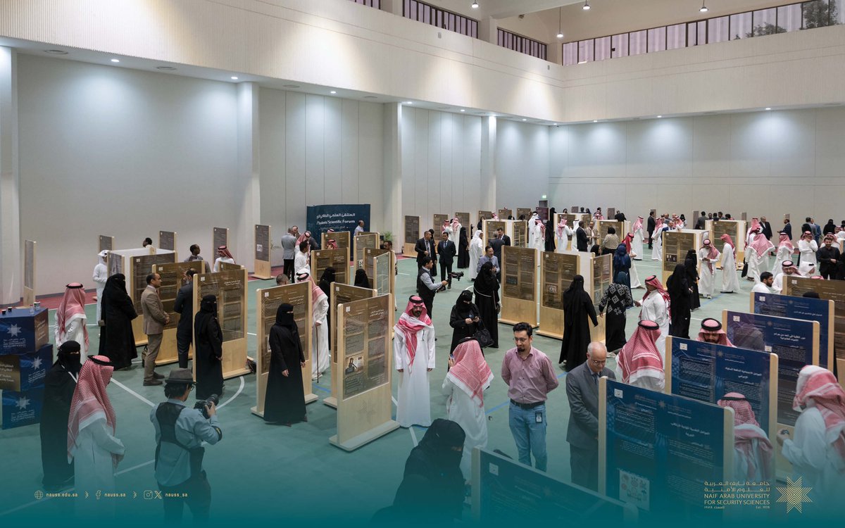 SecurityandLife's tweet image. بحضور رئيس #جامعة_نايف_العرببة د. عبد المجيد البنيان، اختتام أعمال "الملتقى العلمي الطلابي الرابع" الذي نظمته الجامعة بهدف تنمية المهارات البحثية والإبداعية للطلاب، والتعريف بمخرجات البرامج الأكاديمية، وتضمنت فعاليات الملتقى معرضًا لمشاريع التخرج والملصقات العلمية المتميزة.