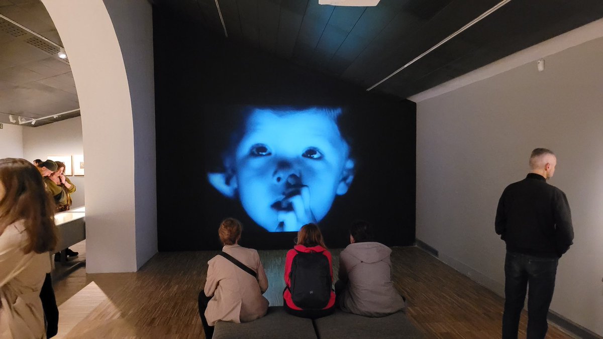 Inaugurada l'exposició "En l'aire commogut... Imatge, emoció, utopia"! 💥

Un passeig poètic per la representació de l'emoció en l'art i el poder transformador de les imatges.

Fins al 28 de setembre! #EnlairecommogutCCCB
cccb.org/ca/exposicions…