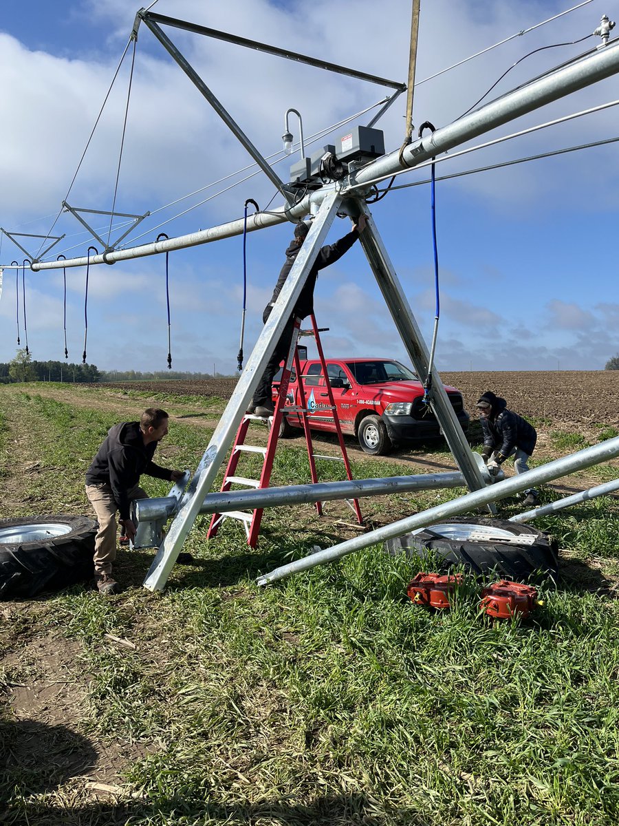 CadmanPower's tweet image. It’s pivot install season!💧
New 1600’ @Reinke_Irr pivot going up in ON.
Trees in the way? No problem, wrap around them. Contact us today to map out your next #pivotsystem. Inquire about grey water, fertigation or standard #irrigation.
Call to learn more. 1-866-422-3626 #OntAg