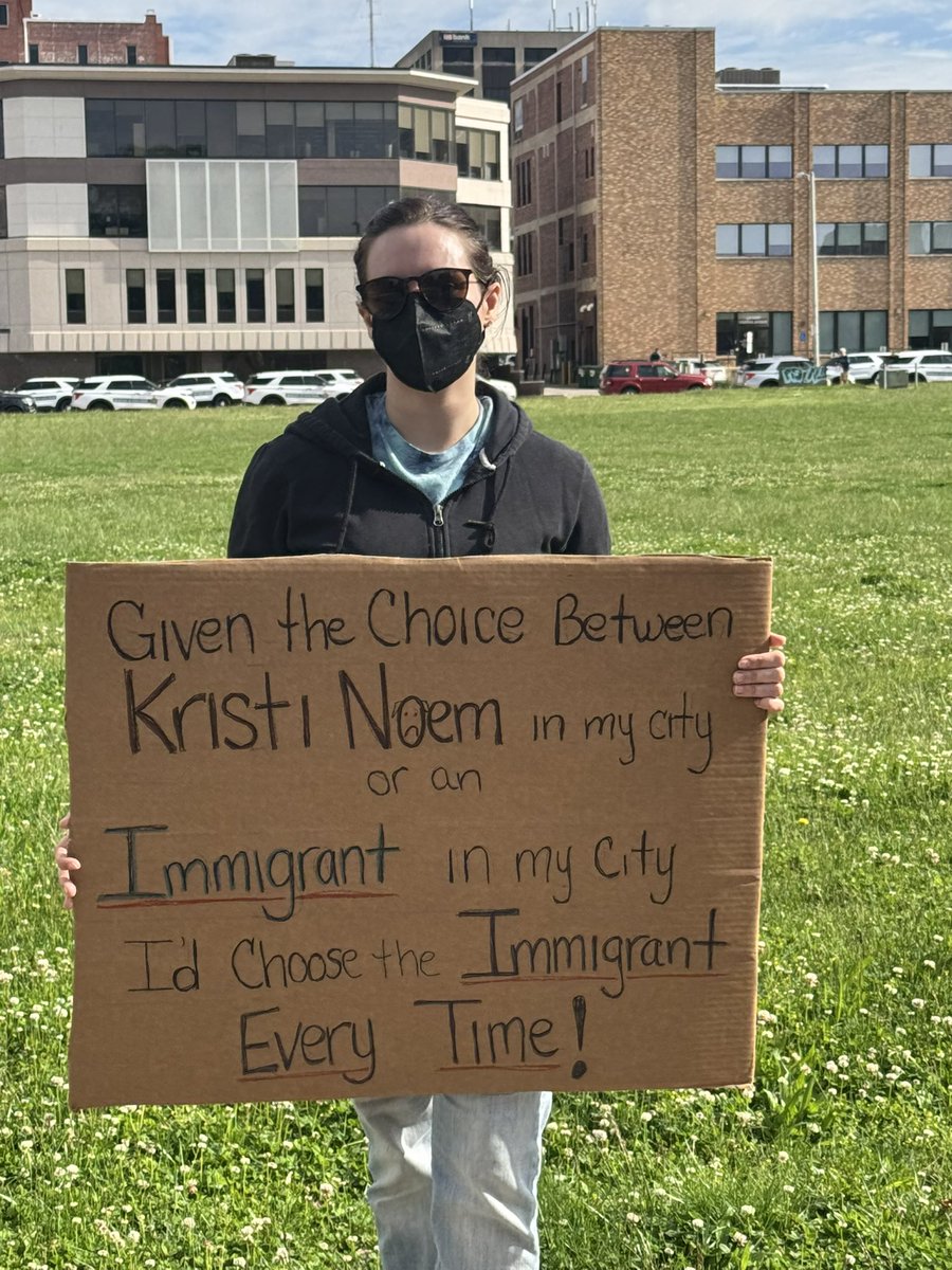 MizellPreston's tweet image. NEW: Protesters gathered outside Illinois Governor JB Pritzker’s mansion to disrupt DHS Sec Kristi Noem’s presser today.

Noem did hold a press conference today, but it wasn’t at the governor’s mansion, leaving the protesters "screaming" into the wind. 

Photos: DHS