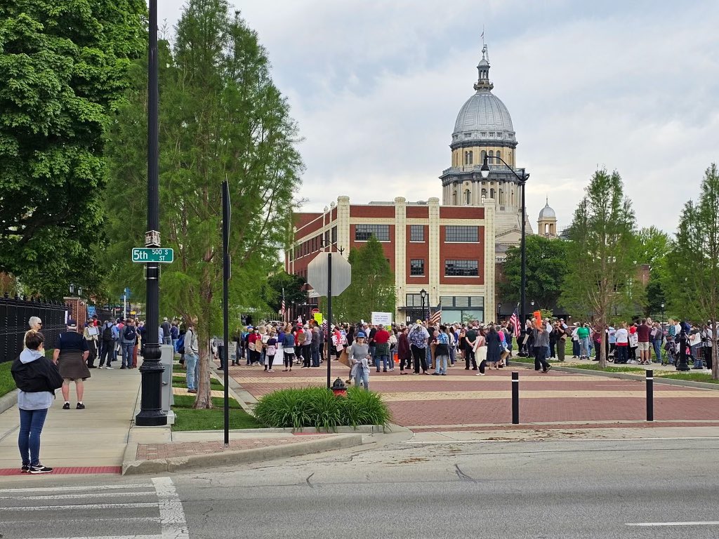 MizellPreston's tweet image. NEW: Protesters gathered outside Illinois Governor JB Pritzker’s mansion to disrupt DHS Sec Kristi Noem’s presser today.

Noem did hold a press conference today, but it wasn’t at the governor’s mansion, leaving the protesters "screaming" into the wind. 

Photos: DHS