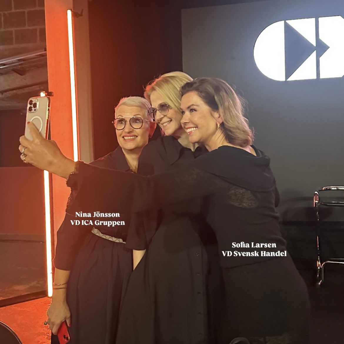 ”Jag tar inte folk i örat - jag tar selfies med dem!”
