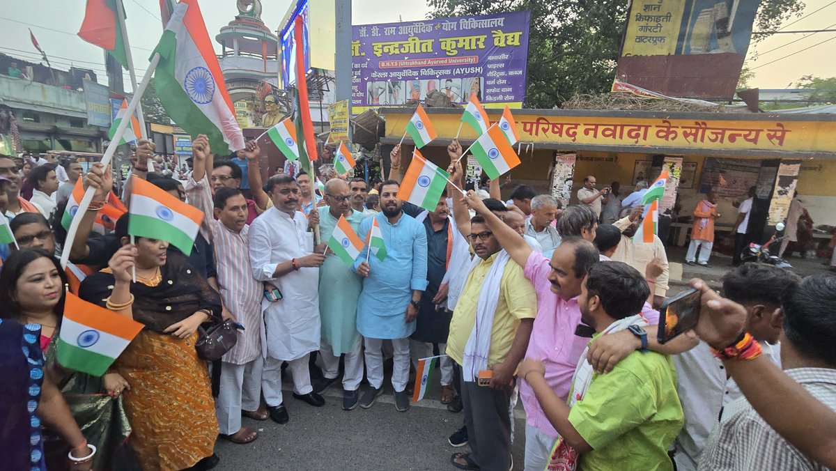 भारतीय सेना के शौर्य और पराक्रम को नमन।कल रात पाकिस्तान के नौ आतंकी ठिकानों को भारतीय सेना ने तबाह कर दिया है।भारत के यशस्वी प्रधानमंत्री आ० श्री नरेंद्र मोदी जी के कुशल नेतृत्व में भारत की सेना तैयार है।ये नया भारत है याद रखना घर में घुसकर मारेगा।
जय हिंद 🇮🇳
#OperationSindoor