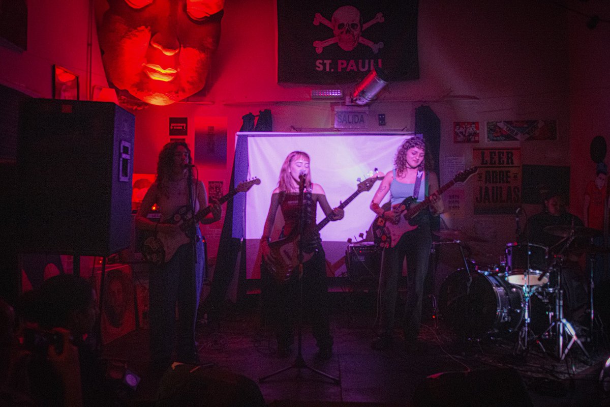 tu banda de chicas pop-rock favorita se reporta por estos lados para reclutar gente de visuales, publicidad, producción, maquillaje y todas esas cosas que una banda necesita!!

s/necesidad de tener toda la experiencia, hablanos si te interesa trabajar con nosotras <3