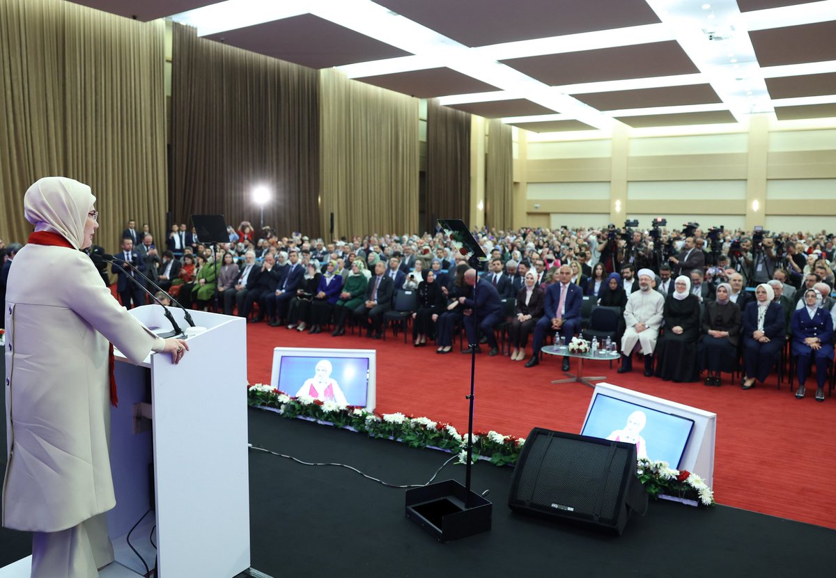 Diyanet İşleri Başkanlığımızın düzenlediği Uluslararası İslam Sanatları Fuarı’nın ülkemize ve milletimize hayırlı olmasını diliyorum. 

İslam sanatları, güzelliği sadece görmek değil, hissetmek; Yaradan’ı hatırlamak, O’na yaklaşmak için bir yoldur.

Bir çinide sabır, bir hat