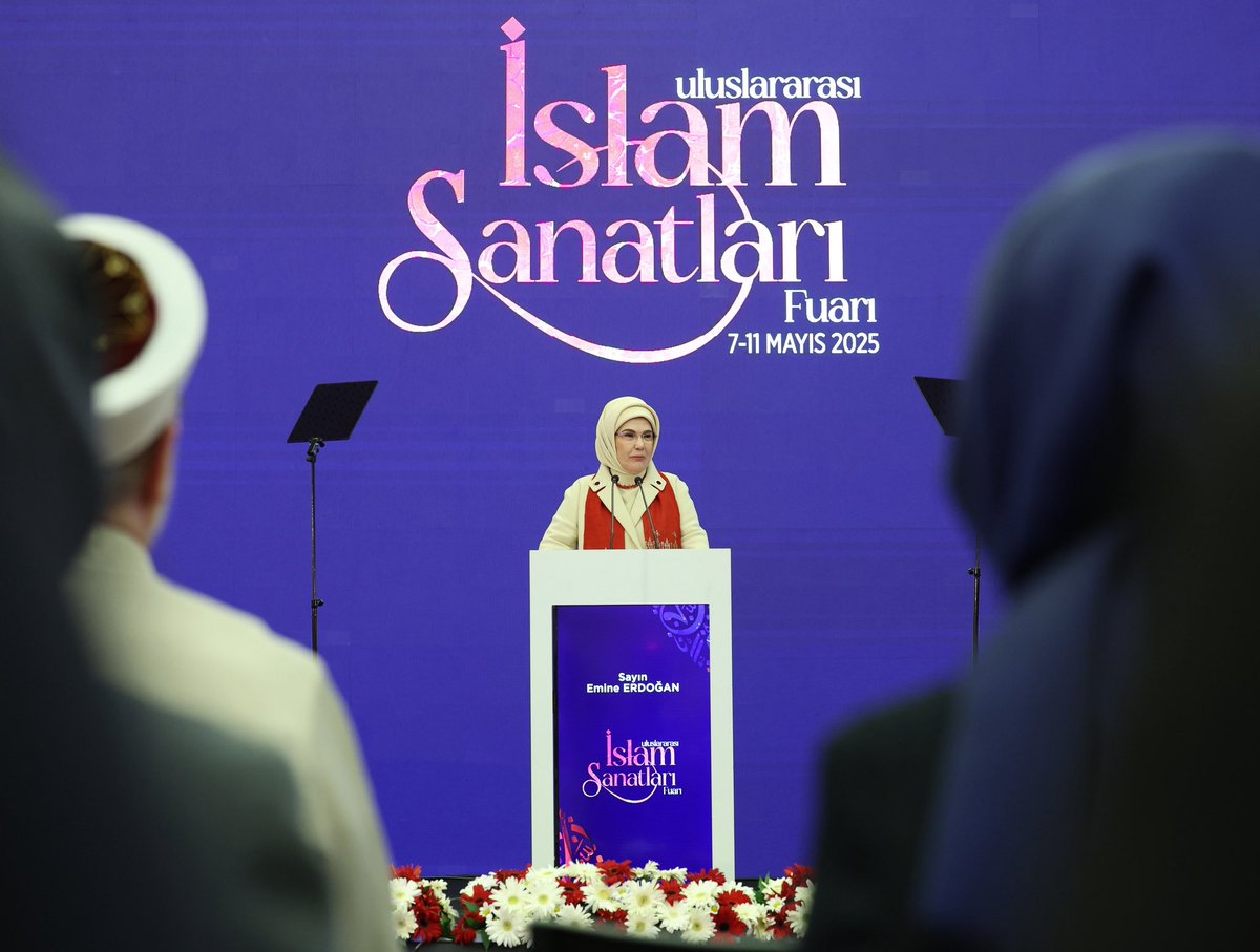 EmineErdogan's tweet photo. Diyanet İşleri Başkanlığımızın düzenlediği Uluslararası İslam Sanatları Fuarı’nın ülkemize ve milletimize hayırlı olmasını diliyorum. 

İslam sanatları, güzelliği sadece görmek değil, hissetmek; Yaradan’ı hatırlamak, O’na yaklaşmak için bir yoldur.

Bir çinide sabır, bir hat eserinde teslimiyet, bir ebruda huşu gizlidir.

Geleneksel sanatlarımız; bu toprakların hikmetle yoğrulmuş sesi, gönül gözüyle yazılmış mektubudur.

Hep birlikte bu kadim mirası korumayı, yeni nesillere umutla aktarmayı temenni ediyorum.

Fuarın hayata geçirilmesinde emeği geçen herkese teşekkür ediyorum. @diyanetbasin