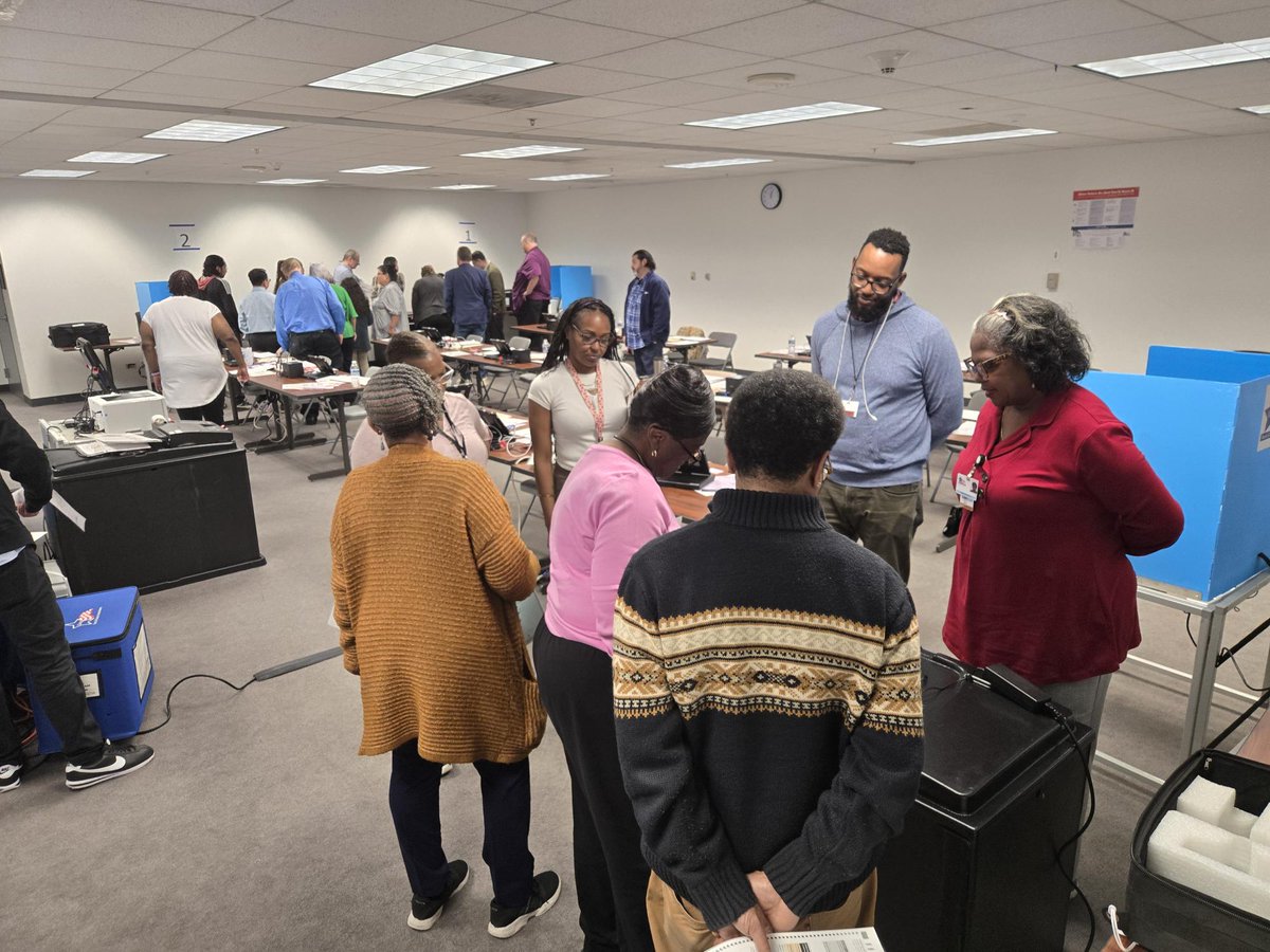Our staff are taking a refresher training this month on election judge duties and equipment set-up as we prepare for the 2026 Midterm Elections! The next election is the March 17, 2026 Primary Election - find out more about serving as a poll worker: chicagoelections.gov/poll-workers 🗳