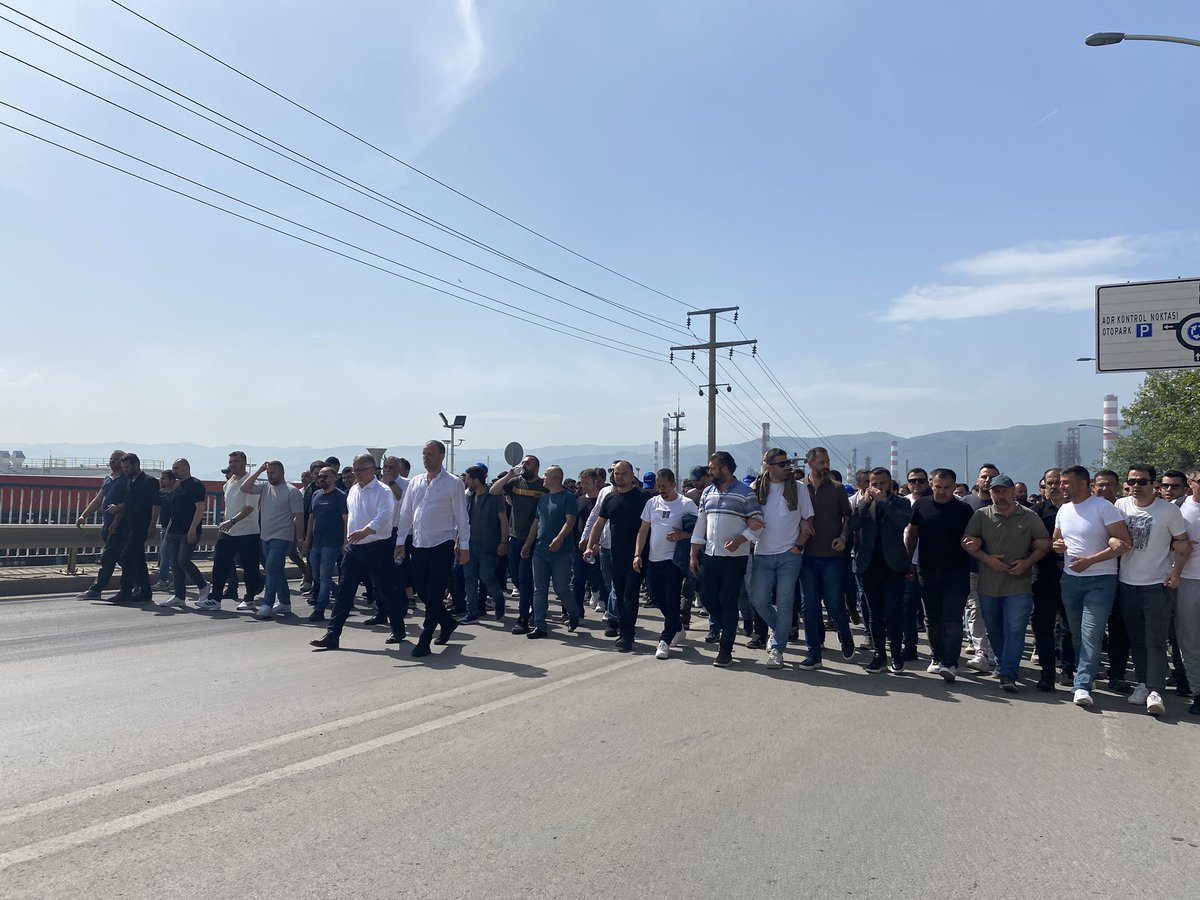 TÜPRAŞ’ta işçiler ekmeğine sahip çıkıyor!
#tüpraşişçisidireniyor