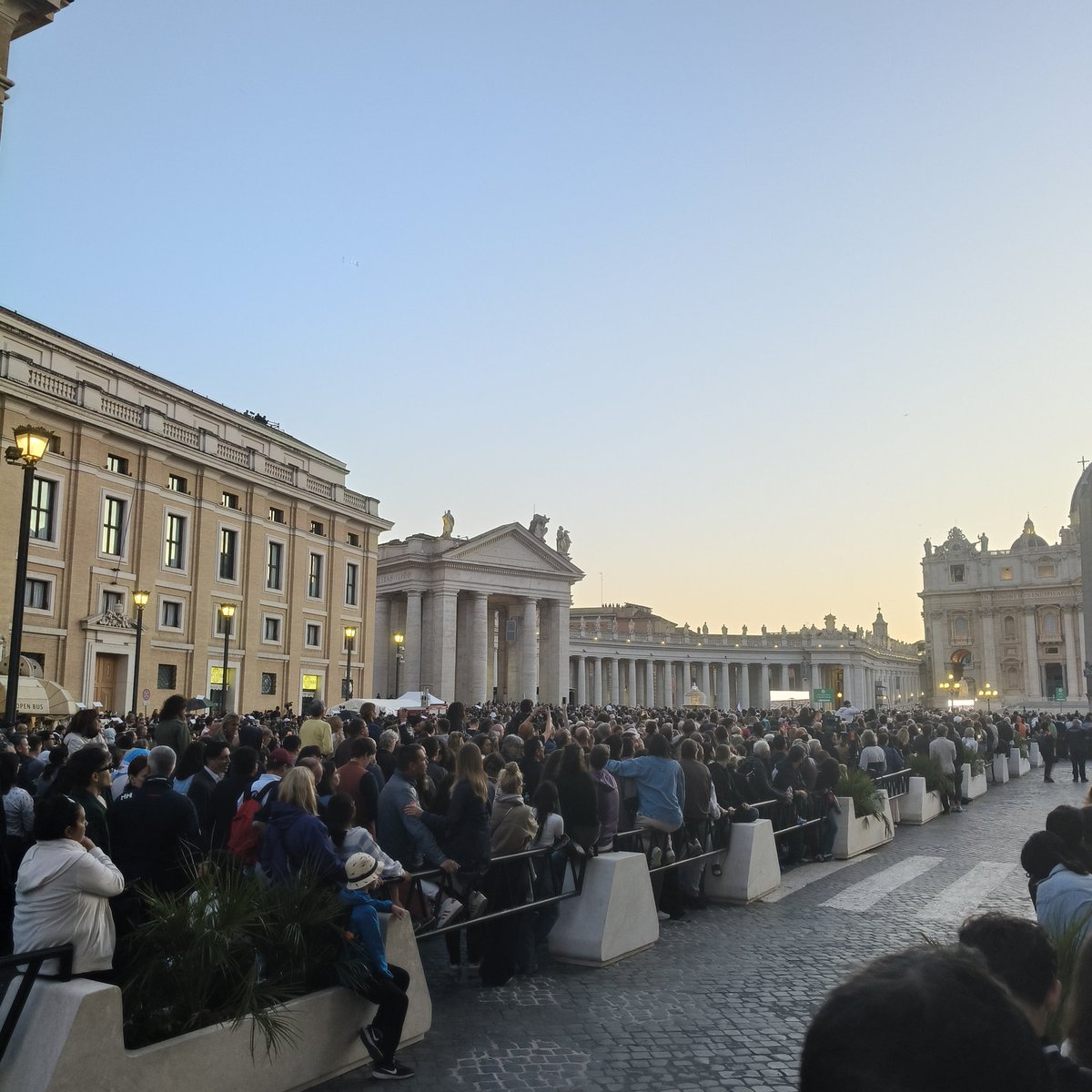 Pellegrini in piazza San Pietro e via della Conciliazione in attesa della prima fumata del #conclave